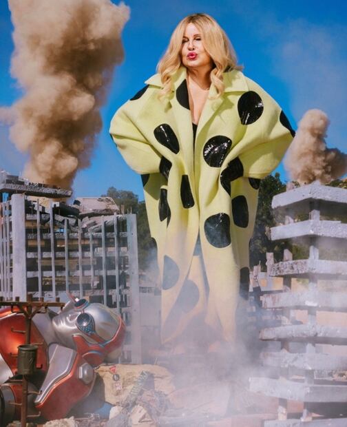 Jennifer Coolidge impacta como superheroína en una portada de revista