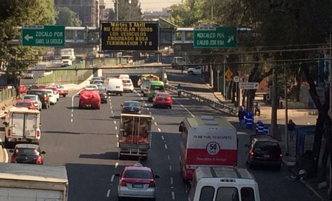 Este viernes 5 de abril no circula autos con engomado azul