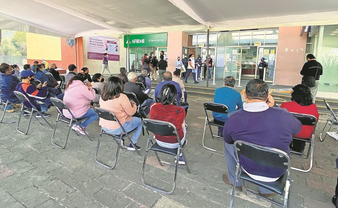 Al mediodía de este lunes, en el edificio de la Tesorería había menos de 50 personas formadas para pagar sus impuestos. Foto: Berenice Fregoso. EL UNIVERSAL