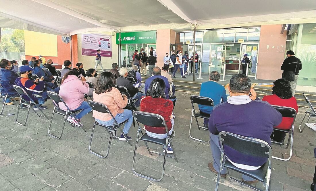 Al mediodía de este lunes, en el edificio de la Tesorería había menos de 50 personas formadas para pagar sus impuestos. Foto: Berenice Fregoso. EL UNIVERSAL