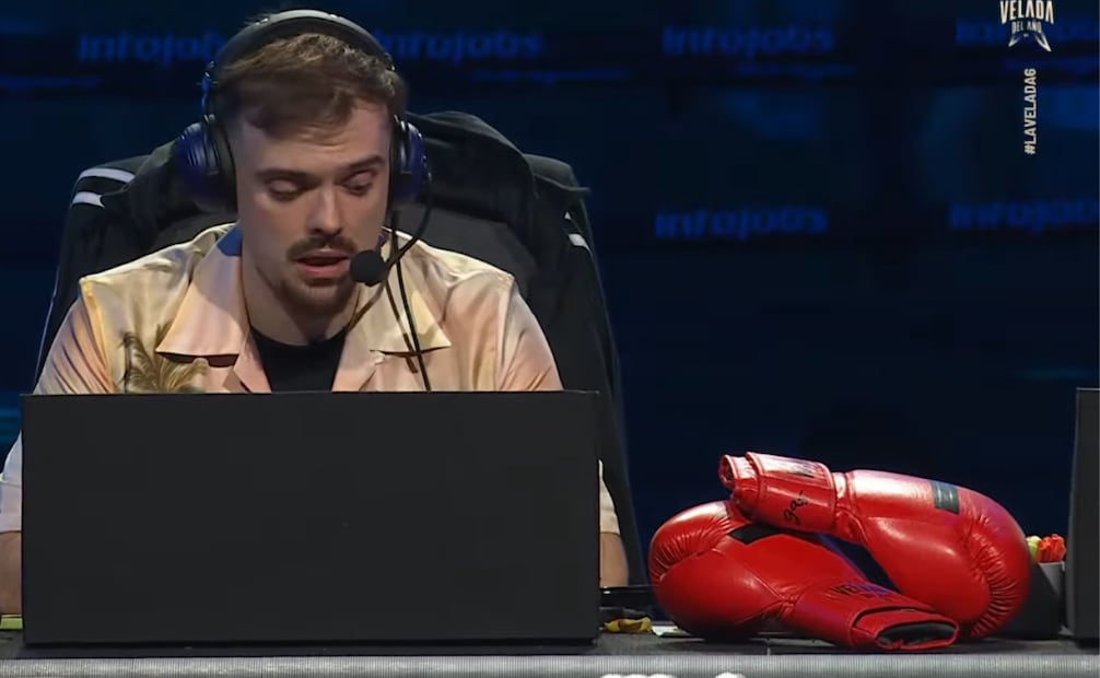 Los guantes que utilizó Gaspi en La Velada del Año V se colocaron sobre la mesa de los comentaristas como homenaje. Foto: Captura de pantalla