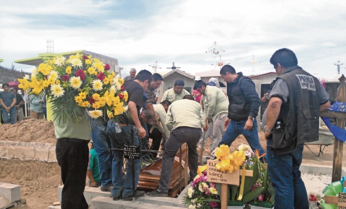 Aniversario. Amigos y familiares visitaron el sepulcro de Maximino Rodríguez en la ciudad de La Paz. / GLADYS NAVARRO. EL UNIVERSAL