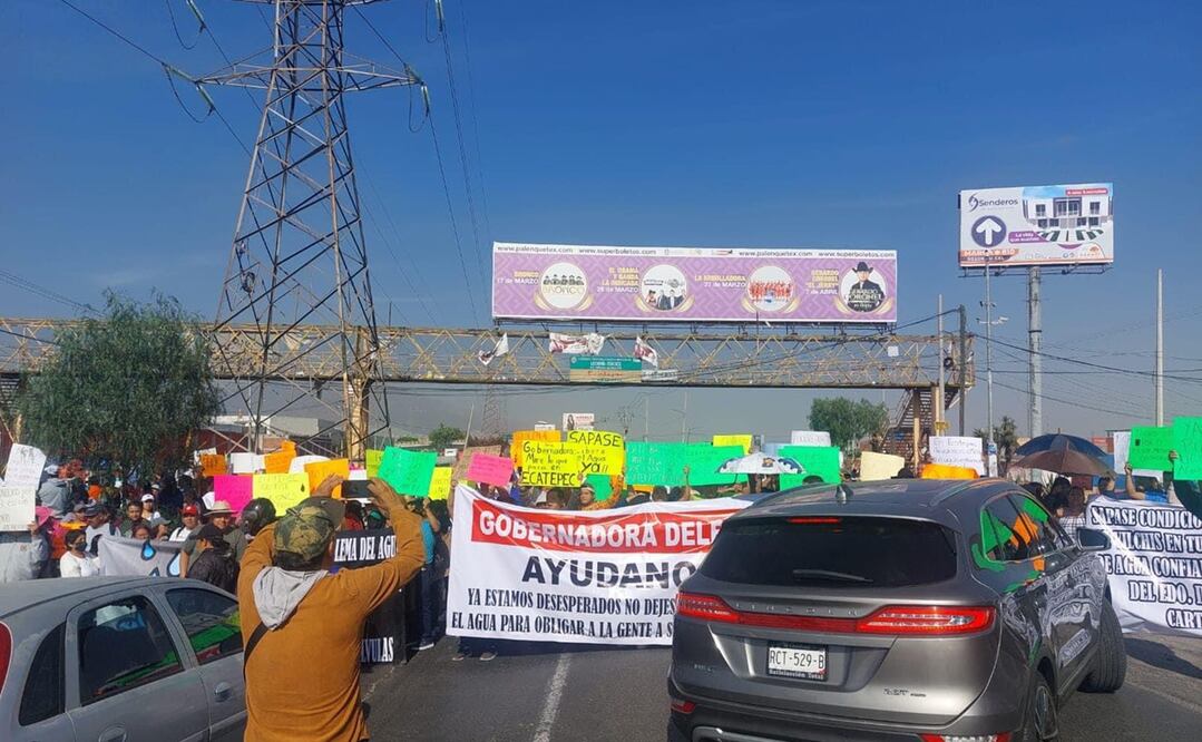 Habitantes del fraccionamiento La Guadalupana se congregaron manifestando su descontento por la falta del líquido, convocando al cierre de la carretera. Foto: Especial