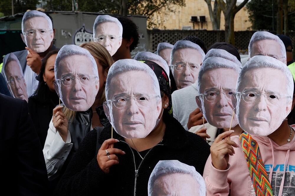 Seguidores del expresidente Álvaro Uribe, asisten al Complejo Judicial de Paloquemao para apoyar al exmandatario, en Bogotá. Foto: EFE