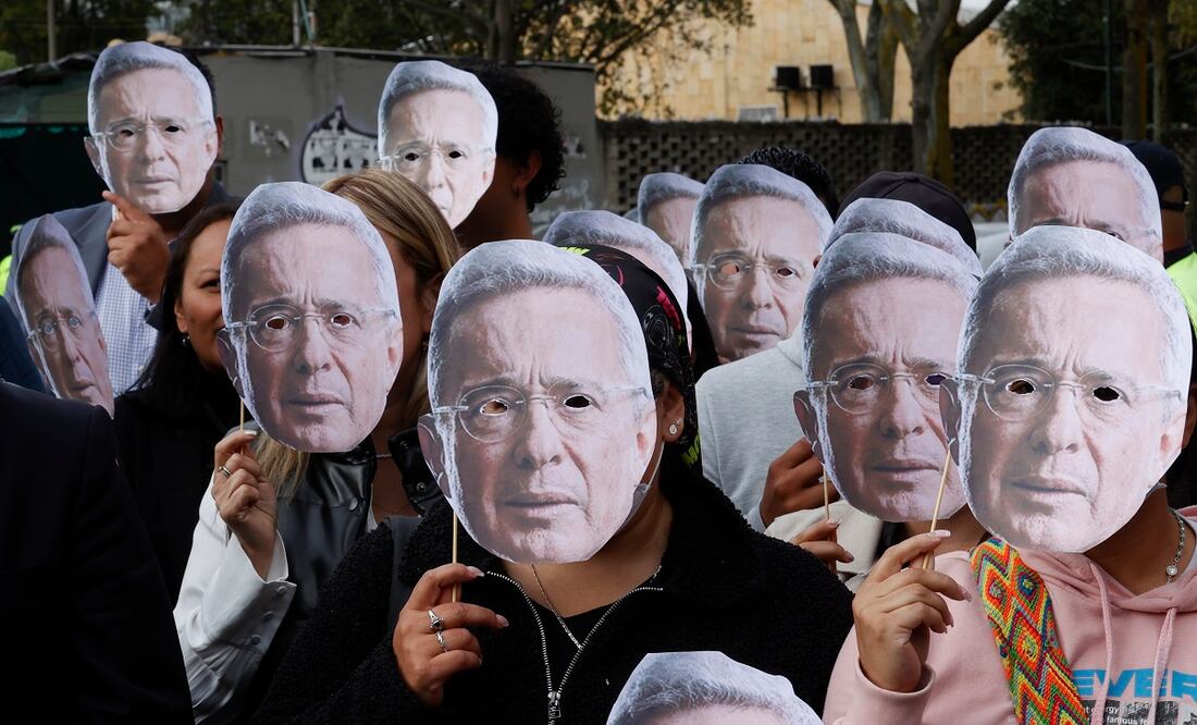 Seguidores del expresidente Álvaro Uribe, asisten al Complejo Judicial de Paloquemao para apoyar al exmandatario este lunes, en Bogotá (Colombia). Foto: EFE