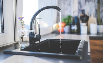 Perfecciona la limpieza del desagüe del fregadero con este truco; lo tendrás listo en pocos minutos