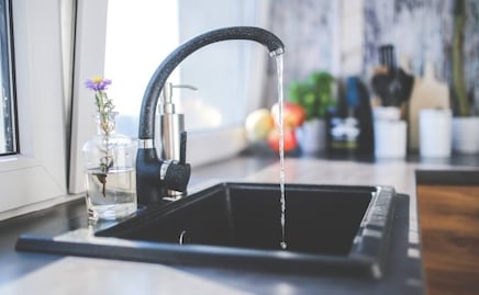 Perfecciona la limpieza del desagüe del fregadero con este truco; lo tendrás listo en pocos minutos