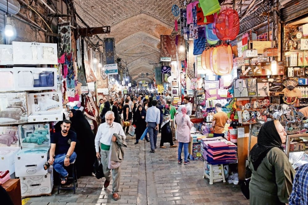 Ciudadanos iraníes compran en los negocios del Gran Bazar de Teherán, Irán. Ayer, EU anunció la reimposición de sanciones contra el país.(ABEDIN TAHERKENAREH. EFE)