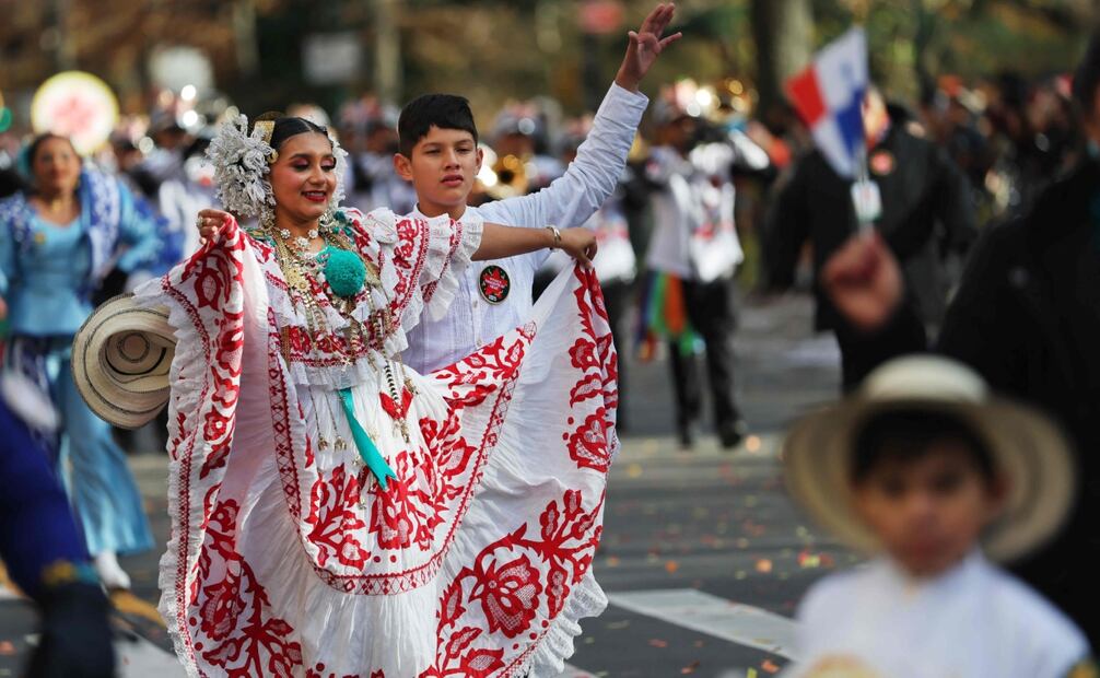 El desfile, que celebra su 99.° aniversario, incluye bandas de música, actuaciones musicales y de danza y globos con personajes icónicos. Foto: AFP