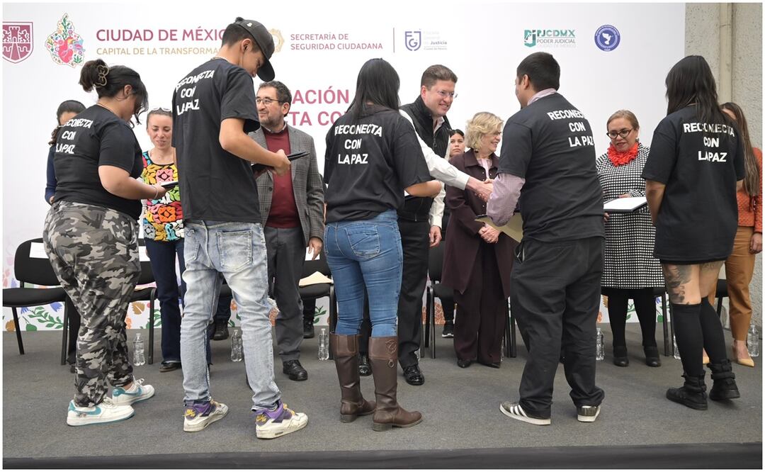 Entrega de reconocimientos a 93 beneficiarios del programa "Reconecta con la Paz" en CDMX (17/01/2025). Foto: Especial