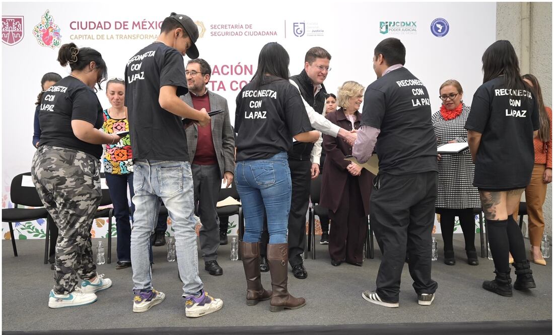 Entrega de reconocimientos a 93 beneficiarios del programa "Reconecta con la Paz" en CDMX (17/01/2025). Foto: Especial