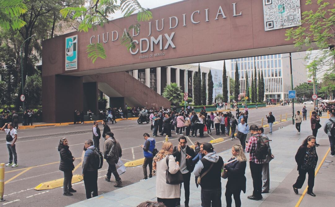 Usuarios y sus abogados se quejan de los trabajadores del Poder Judicial de la Ciudad de México que ya tienen tres semanas consecutivas en paso y han paralizado la impartición de justicia. Foto: Darío Luna/ EL UNIVERSAL