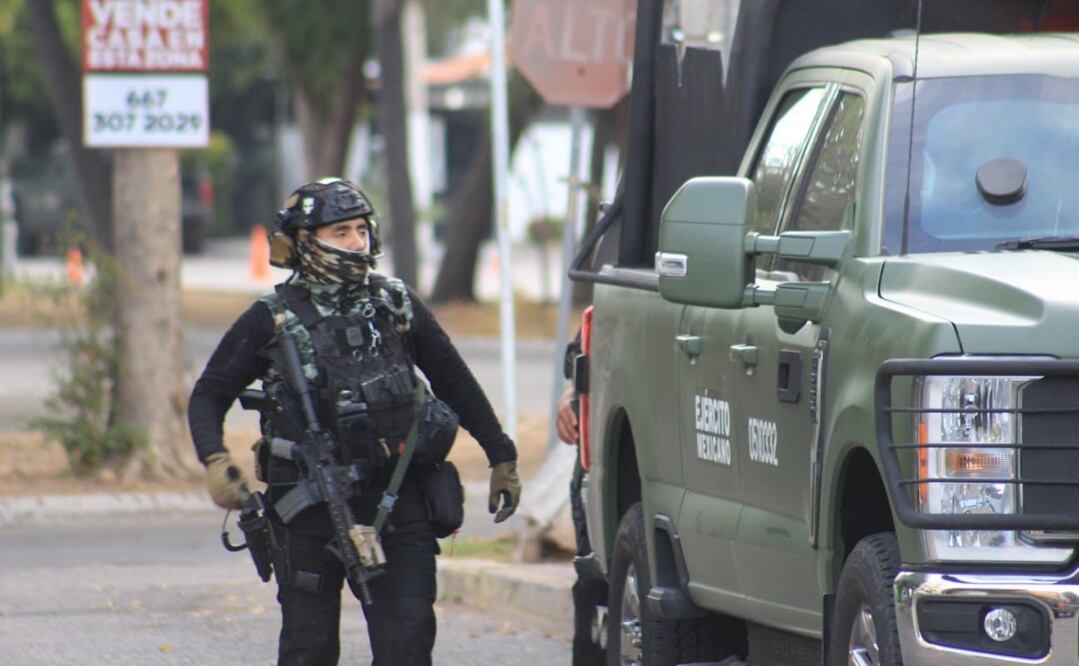 Durante un recorrido de las fuerzas federales por el poblado de Ibonia en Cósala, Sinaloa, fueron aseguradas un total de ocho vehículos, dos de ellos con blindaje artesanal. Foto: Especial