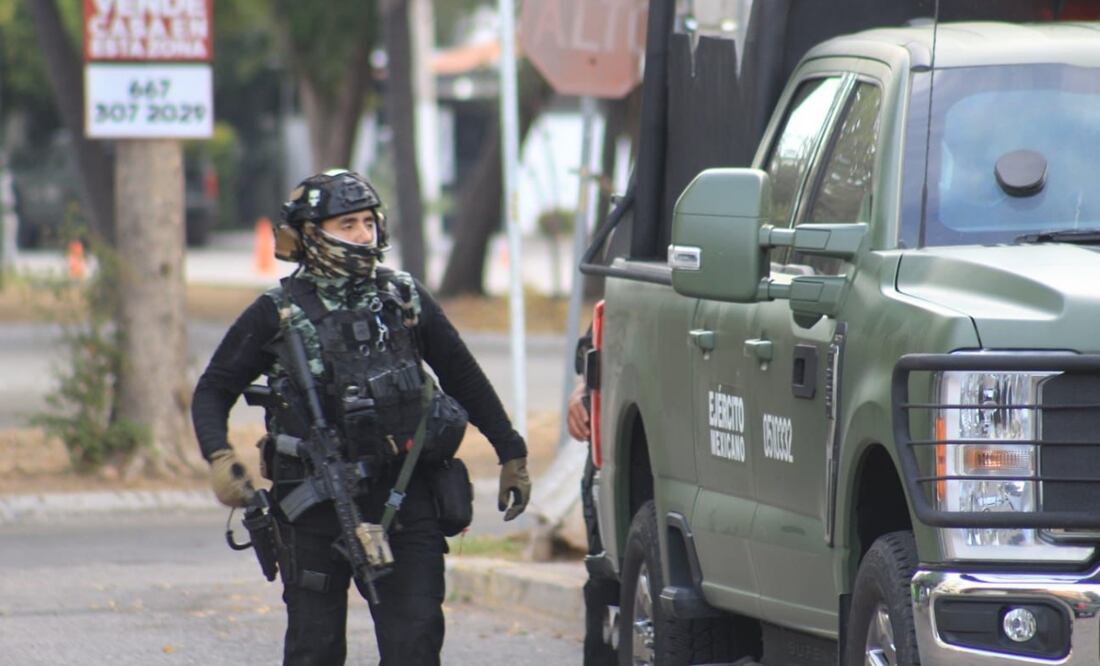 Durante un recorrido de las fuerzas federales por el poblado de Ibonia en Cósala, Sinaloa, fueron aseguradas un total de ocho vehículos, dos de ellos con blindaje artesanal. Foto: Especial