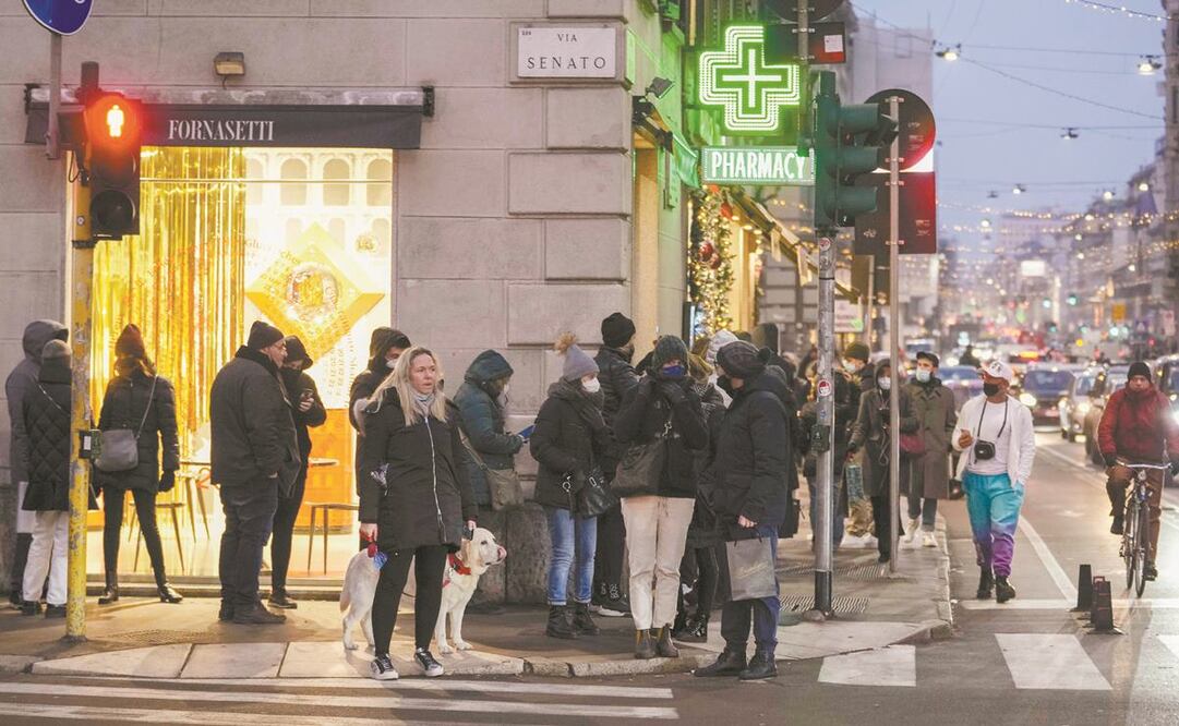 Ciudadanos hacen fila afuera de una farmacia para las pruebas de Covid-19, frente a la catedral de Milán, Italia. Foto: Luca Bruno/ AP.