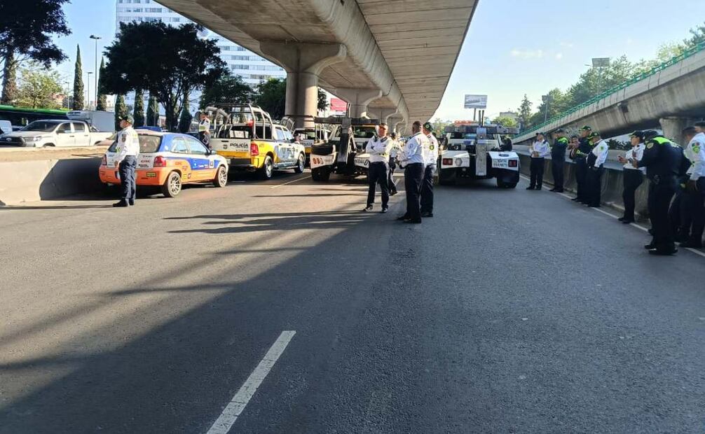En el Toreo, límites con Naucalpan y la alcaldía Miguel Hidalgo, los elementos bloquearon el paso con patrullas y grúas.
Foto: Gisela González Granados.