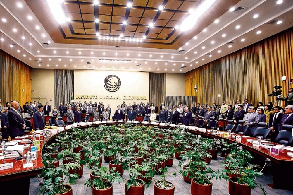 Los aspirantes independientes destacaron que para poder registrarse, el INE les pide entregar alrededor de 70 mil firmas por cada uno (ARCHIVO EL UNIVERSAL)