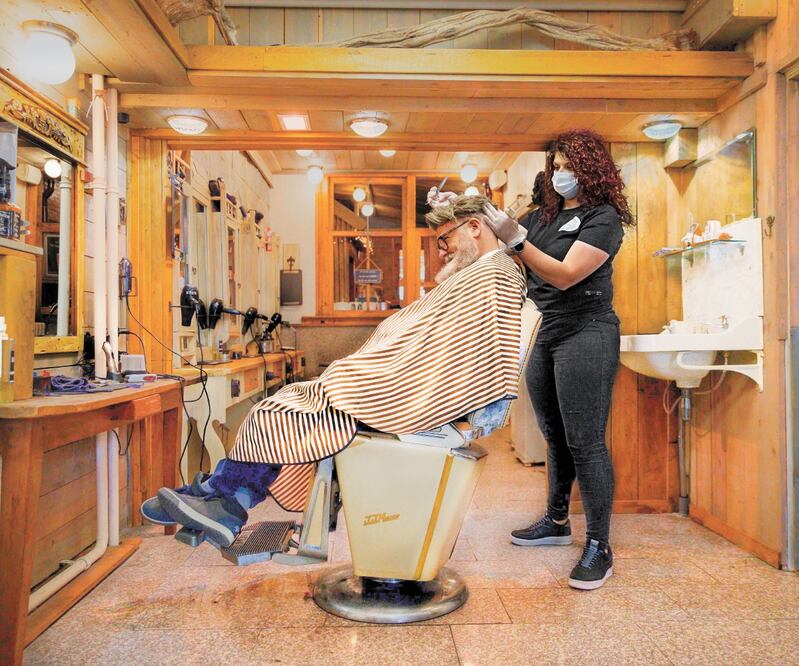 Empleados de una peluquería practican para su reapertura en Gouda, Países Bajos. Holanda empieza su desconfinamiento gradual el 1 de junio. ROBIN VAN LONKHUIJSEN. EFE