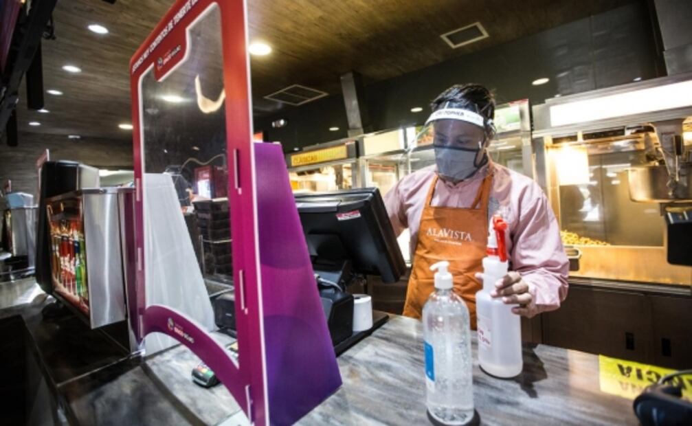 Pareja vence el miedo al coronavirus y regresa al cine