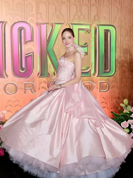 La creación de Iann Dey destaca por su silueta amplia y su falda de gran caída. Foto: Instagram @cecidelacueva