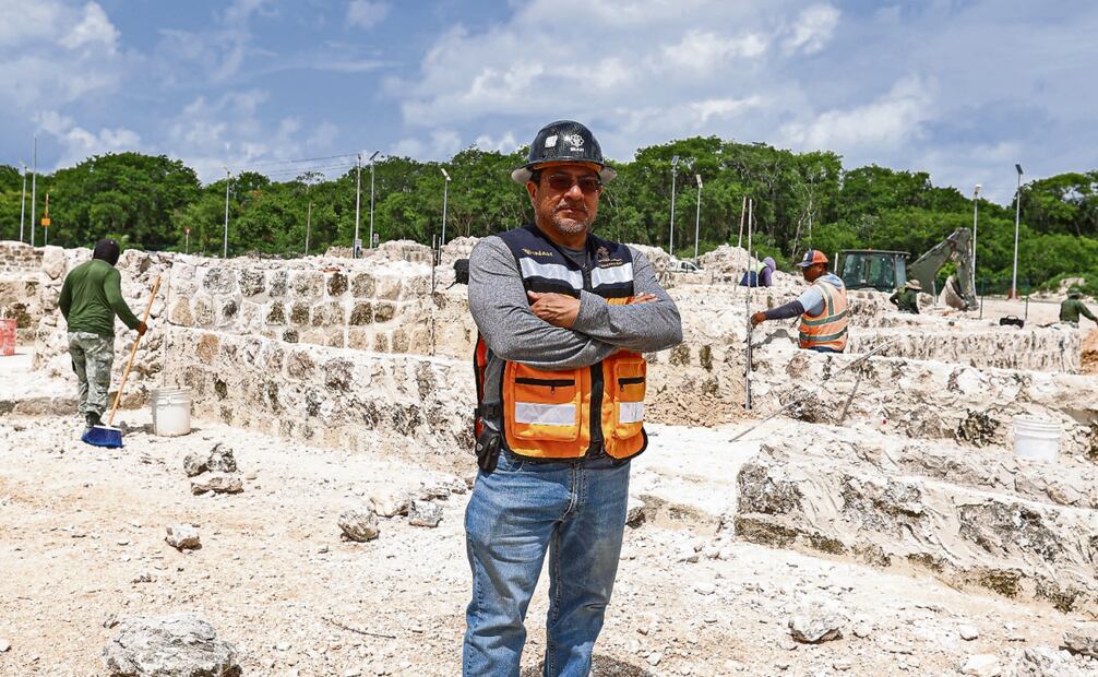 El arqueólogo Manuel Pérez Rivas (arriba), coordinador del salvamento arqueológico del Tren Maya y supervisor de las labores de los militares en la materia en la comunidad de Xpujil, donde fueron reubicados los monumentos que forman el complejo Los Monjes. Foto: Gabriel Pano / EL UNIVERSAL