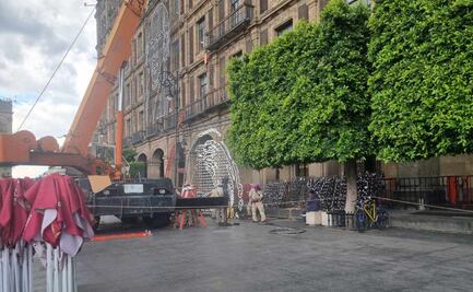 CDMX comienza instalación del alumbrado para el 15 de septiembre; figuras de Miguel Hidalgo ya adornan edificios del Zócalo