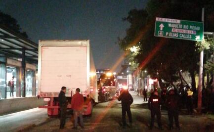 Tras choque, se le desprende caja a tráiler cargado con 25 toneladas de mantequilla sobre Eje 3 Oriente en Iztacalco