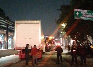 Tras choque, se le desprende caja a tráiler cargado con 25 toneladas de mantequilla sobre Eje 3 Oriente en Iztacalco