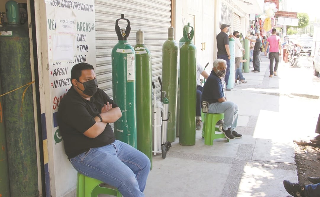 Habitantes de Chilpancingo se forman desde la mañana afuera de la distribuidora Oxi-life para alcanzar surtirse por la tarde. Foto: Arturo de Dios Palma/ EL UNIVERSAL.