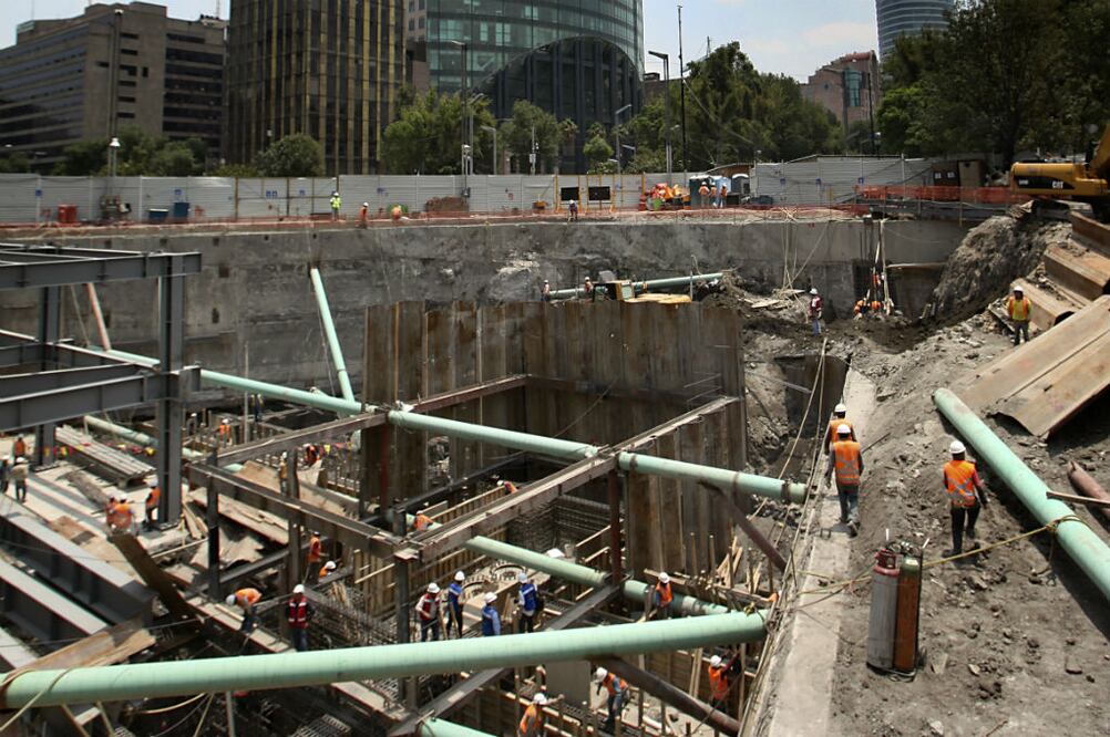 La construcción de la Estela de Luz debía iniciar en junio de 2009 pero fue hasta septiembre de ese año que el entonces presidente Felipe Calderón colocó la primera piedra del monumento. Foto: Archivo/EL UNIVERSAL
