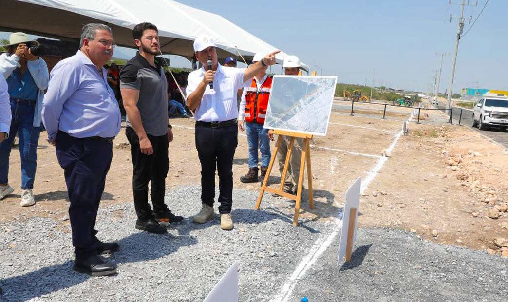 Samuel García, gobernador de Nuevo León supervisa ampliación del fraccionamiento. Foto: Especial