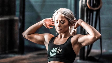 Acaba con las "alas de murciélago" en brazos con esta serie de ejercicio para mujeres mayores de 55