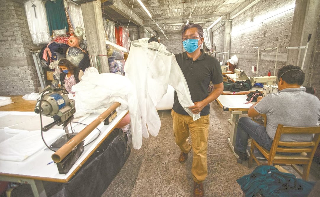 Los trajes desechables son confeccionados con pellón quirúrgico. Al momento, Alma de Sal ha donado overoles al Centro Médico Adolfo López Mateos, en el Edomex, y al Hospital Regional 1 de Octubre del ISSSTE, en la Ciudad. Foto: GERMÁN ESPINOSA