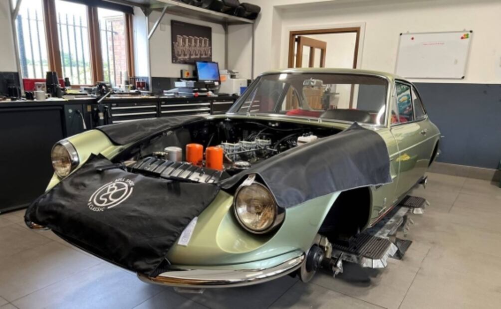 Este Ferrari 330 GTC pasó por un proceso de restauración para ser el auto de tus sueños