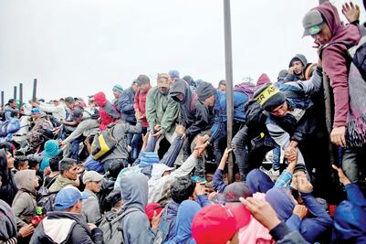 Sin percances, caravana migrante sigue trayecto por el Papaloapan
