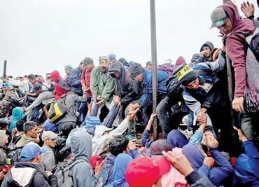 Sin percances, caravana migrante sigue trayecto por el Papaloapan