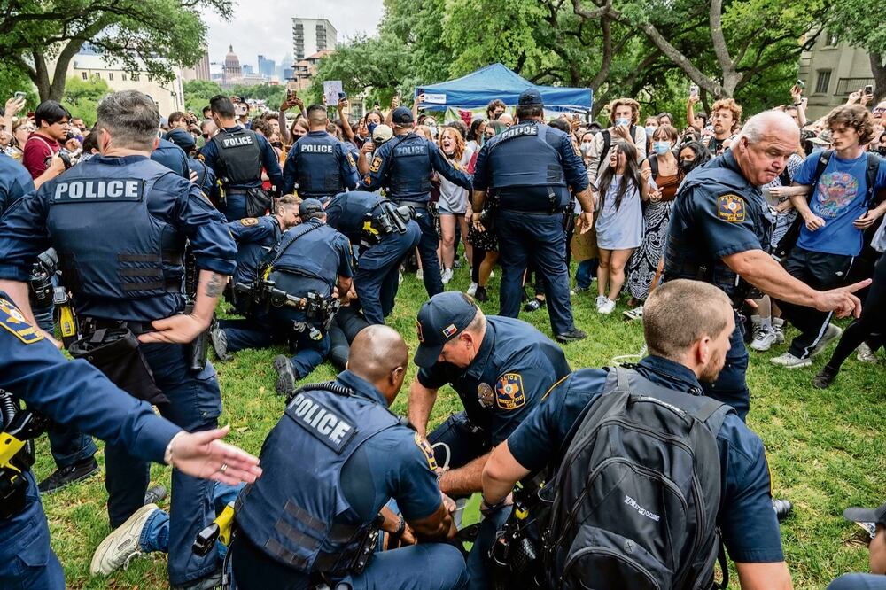 Policías detuvieron a estudiantes durante una manifestación propalestina en la Universidad de Texas, en Austin. Foto: de Brandon Bell. AFP.