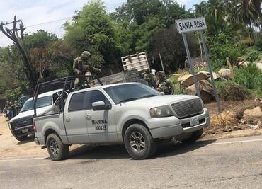 Autodefensas retienen a convoy con marinos en la Acapulco-Zihuatanejo