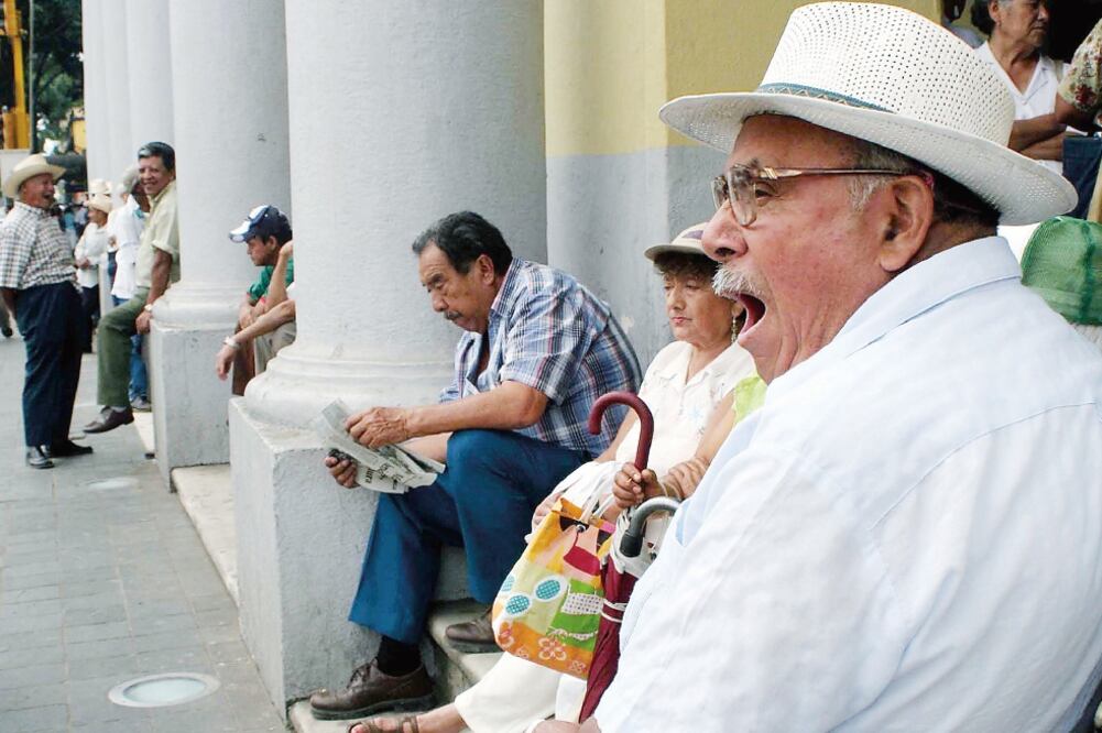 Expertos afirman que México puede aprovechar a sus jóvenes en la actualidad, y debe evitar una catástrofe humanitaria en 30 años elevando aportaciones (ARCHIVO EL UNIVERSAL)