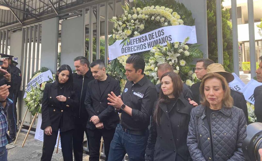 Jorge Romero acompañado de senadores y diputados, depositaron varias coronas mortuorias frente a la Comisión Nacional de Derechos Humanos. Foto: Luis Carlos Rodríguez/EL UNIVERSAL