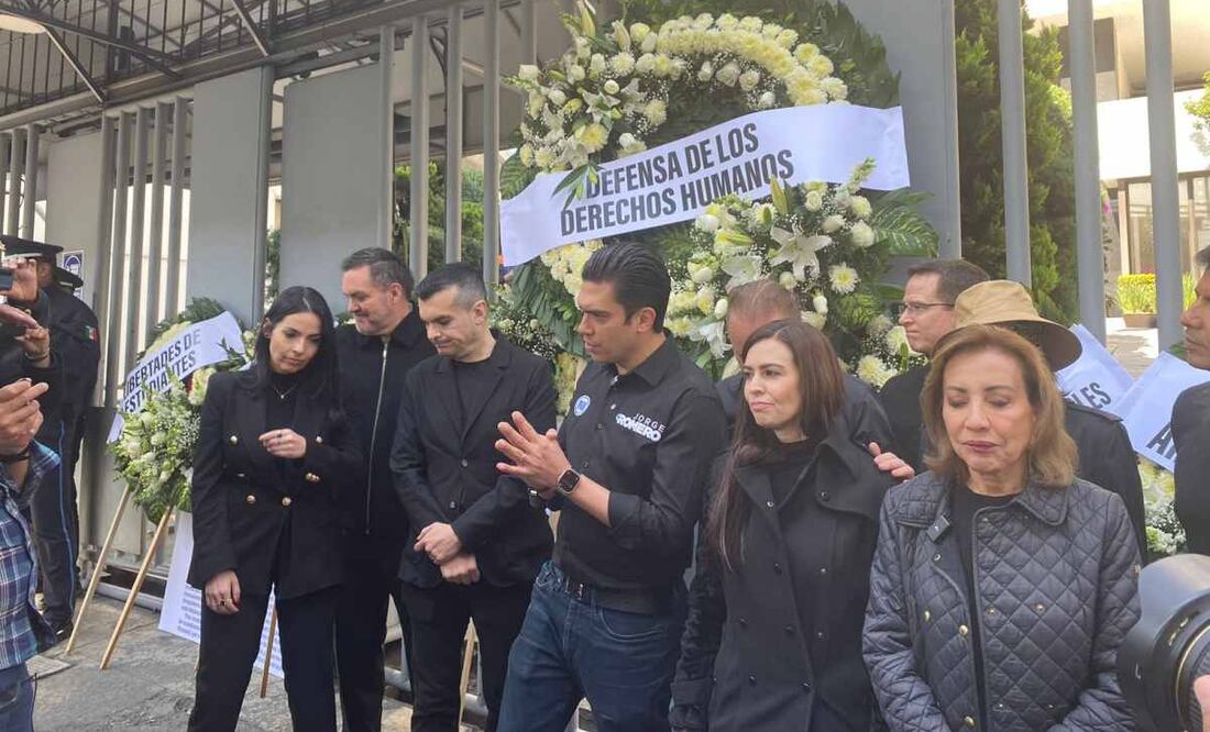 Jorge Romero acompañado de senadores y diputados, depositaron varias coronas mortuorias frente a la Comisión Nacional de Derechos Humanos. Foto: Luis Carlos Rodríguez/EL UNIVERSAL