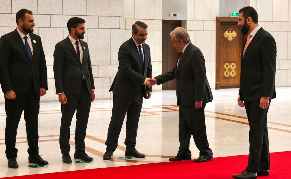 El presidente Ahmed al Sharaa y funcionarios sirios dieron la bienvenida al secretario general de la ONU, António Guterres, en el Palacio del Pueblo, en una reunión centrada en el futuro político y humanitario de Siria (25/07/2026). Foto: AFP