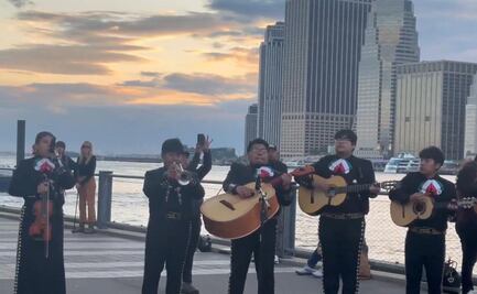 Morenistas llevan mariachi al Puente de Brooklyn, donde chocó Buque Escuela Cuauhtémoc; cantan "Amor Eterno" como homenaje