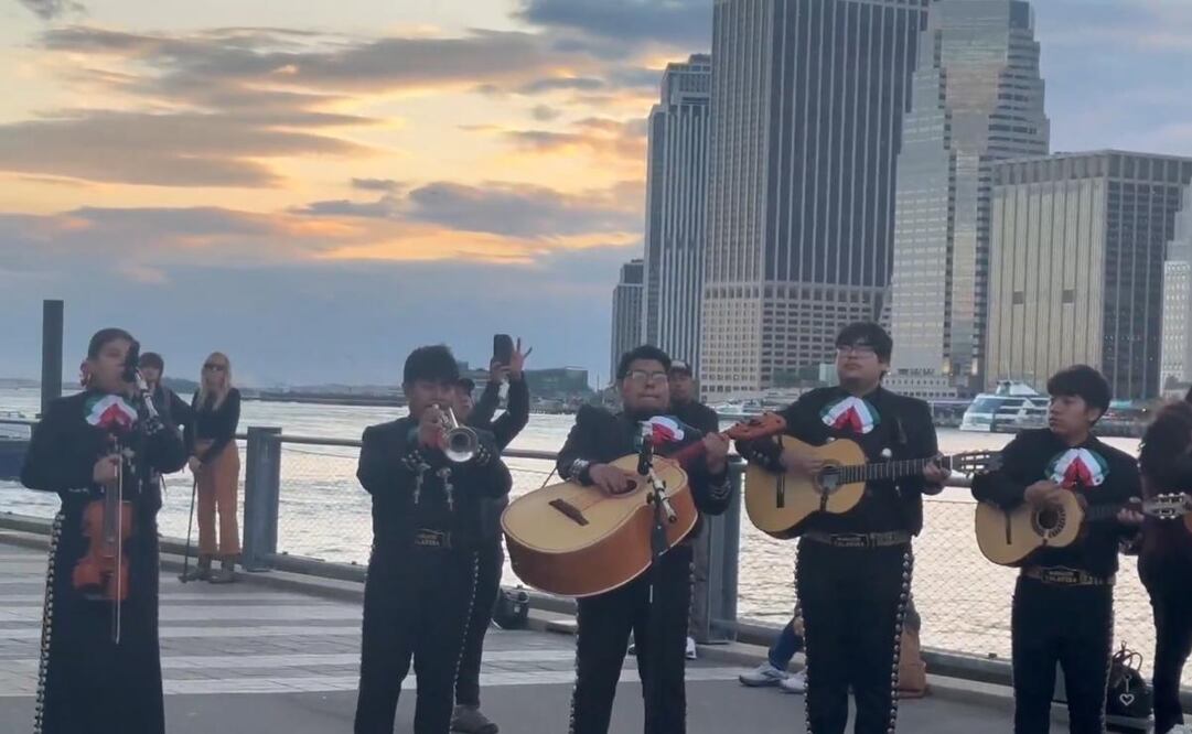 Simpatizantes de Morena llevan mariachi al Puente de Brooklyn, donde chocó el Buque Escuela Cuauhtémoc el sábado. Foto: Captura