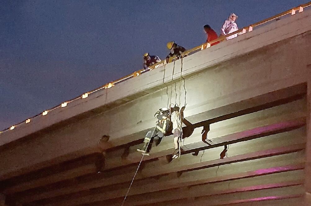 Rescatistas retiraron los cuerpos de uno de los puentes, en el kilómetro 4.5, tramo Cabo San Lucas-San José del Cabo (REUTERS)