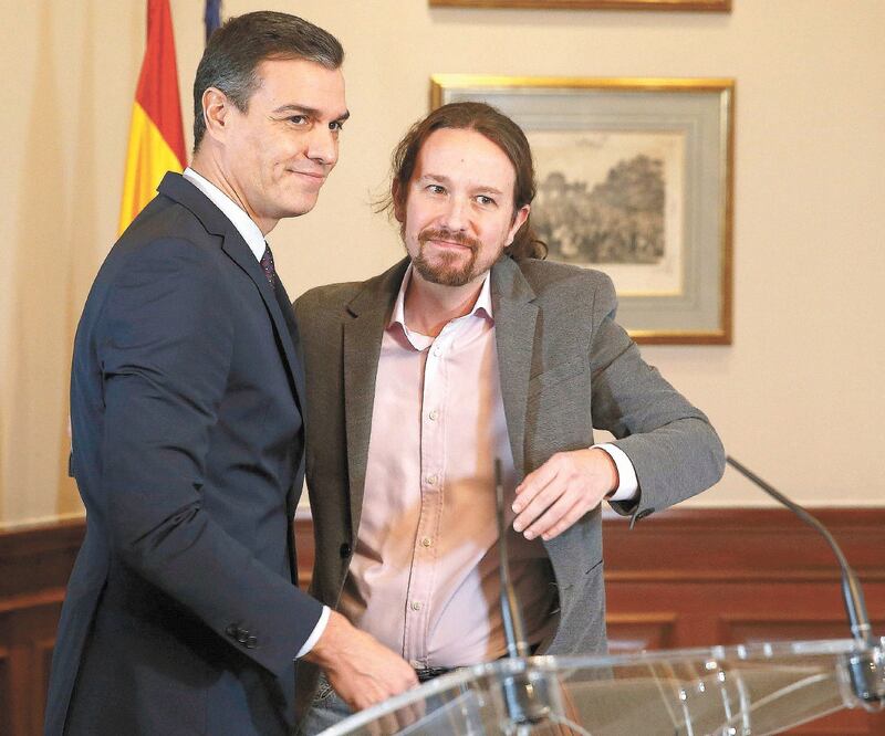 Colaboración. El presidente del gobierno español, Pedro Sánchez, y el líder de Unidas Podemos, Pablo Iglesias, ayer en el Congreso tras firmar el acuerdo. PACO CAMPOS. EFE