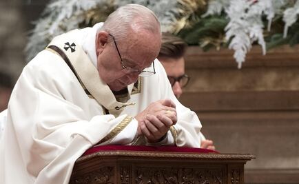 Pide Papa en Misa de Gallo no olvidar a migrantes