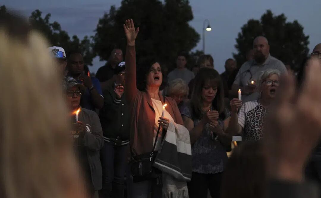 Miembros de la comunidad cantan durante una vigilia religiosa en la iglesia Hills, el lunes 15 de mayo de 2023 en Farmington, Nuevo México. Foto: AP