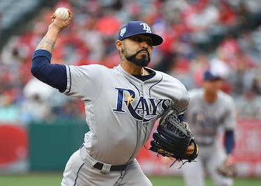 Mexicano Romo hace historia en MLB al abrir dos juegos consecutivos