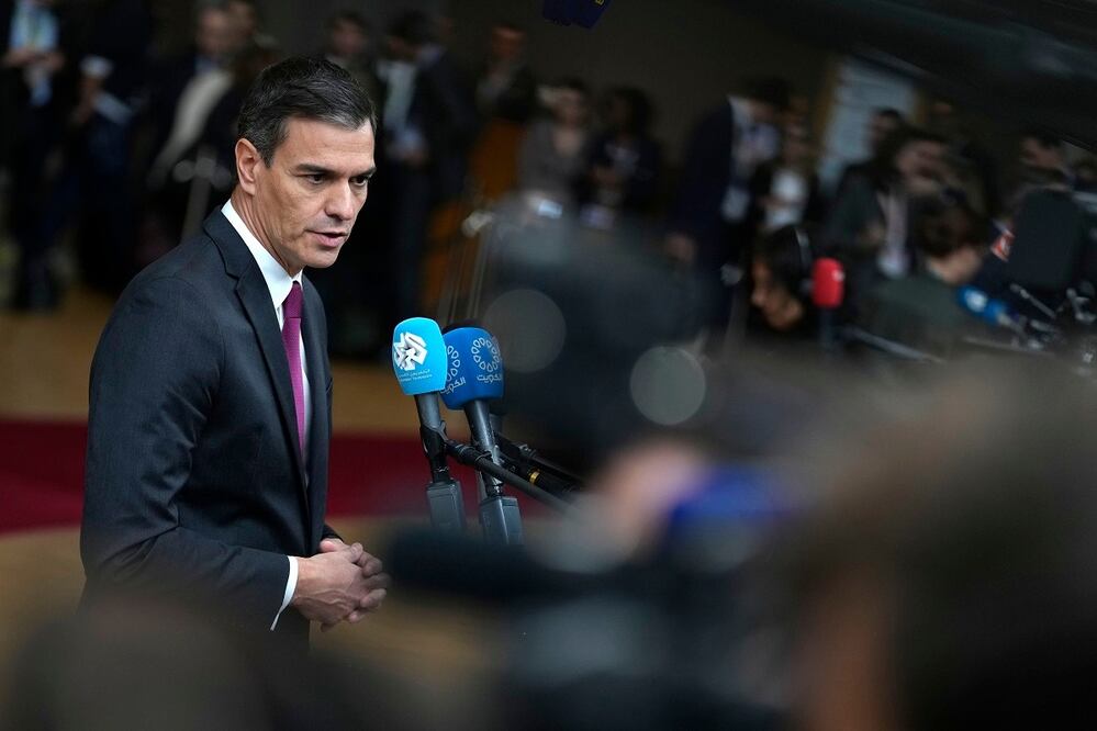 Pedro Sánchez afirma que desconocía la presunta corrupción del dirigente socialista español que dimitió. FOTO: VIRGINIA MAYO. AP